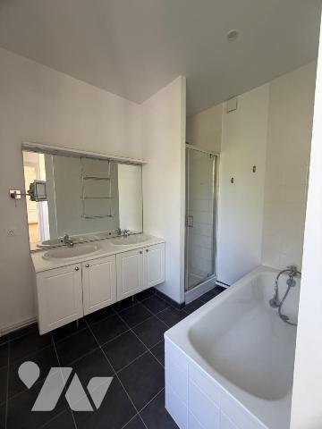 TROUVILLE SUR MER - Dans DOMAINE DE STANDING - Atypique appartement de 171 m2 - Parking et garage.