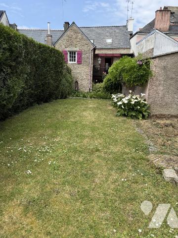 A VENDRE VANNES HYPER CENTRE-MAISON DE CARACTERE avec garage et jardin