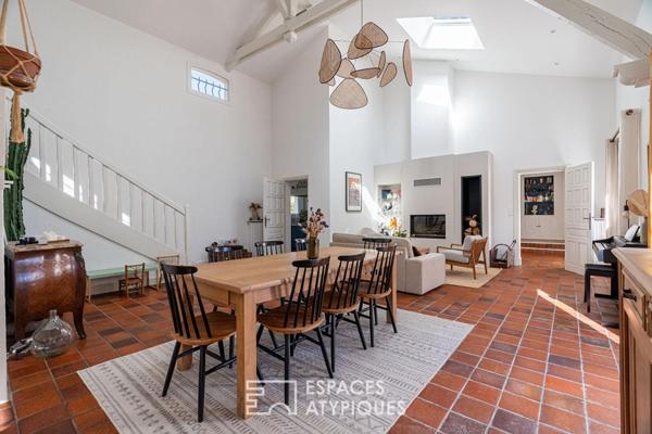 Maison avec séjour cathédrale et jardin arboré dans le hameau des Grézillières