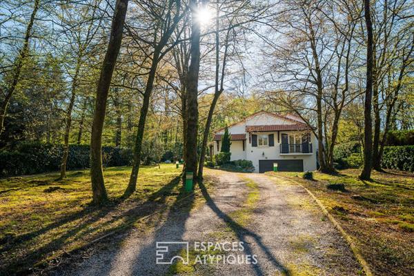 Maison avec séjour cathédrale et jardin arboré dans le hameau des Grézillières