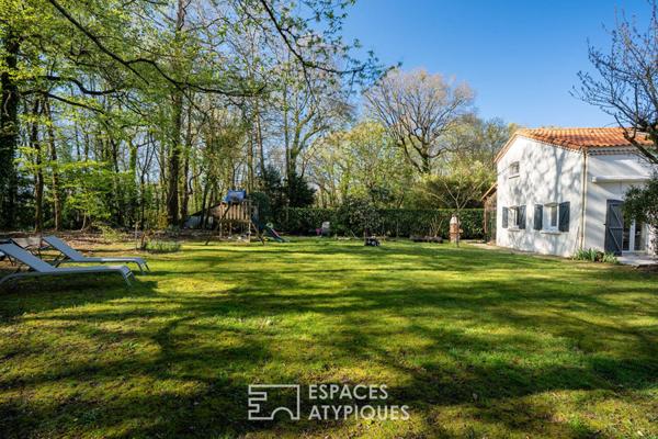 Maison avec séjour cathédrale et jardin arboré dans le hameau des Grézillières