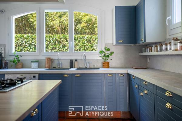 Maison avec séjour cathédrale et jardin arboré dans le hameau des Grézillières