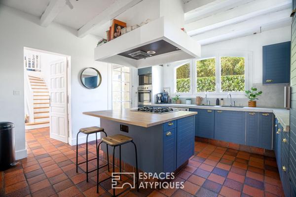 Maison avec séjour cathédrale et jardin arboré dans le hameau des Grézillières
