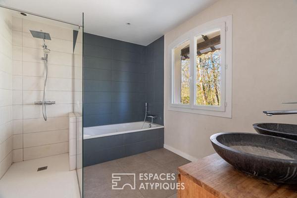Maison avec séjour cathédrale et jardin arboré dans le hameau des Grézillières