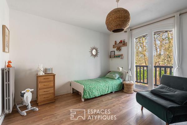 Maison avec séjour cathédrale et jardin arboré dans le hameau des Grézillières