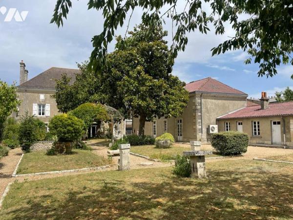 A vendre - Superbe maison de maître au cœur de Gençay (86), sur une terrain de 1334m²