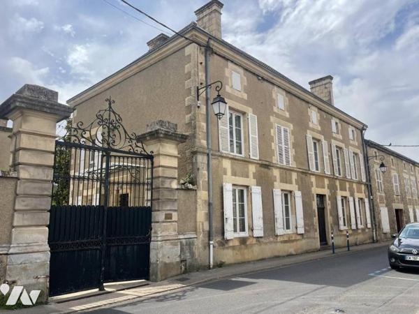 A vendre - Superbe maison de maître au cœur de Gençay (86), sur une terrain de 1334m²