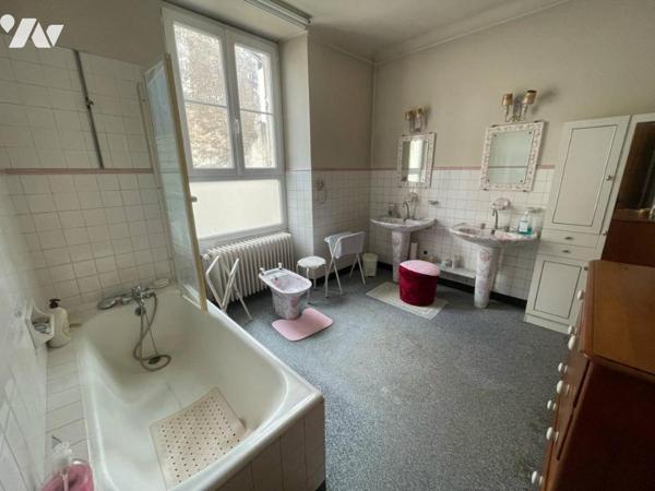 A vendre - Superbe maison de maître au cœur de Gençay (86), sur une terrain de 1334m²