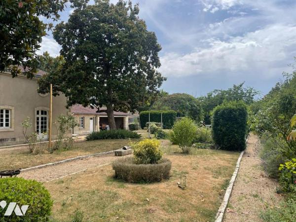 A vendre - Superbe maison de maître au cœur de Gençay (86), sur une terrain de 1334m²