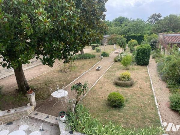 A vendre - Superbe maison de maître au cœur de Gençay (86), sur une terrain de 1334m²