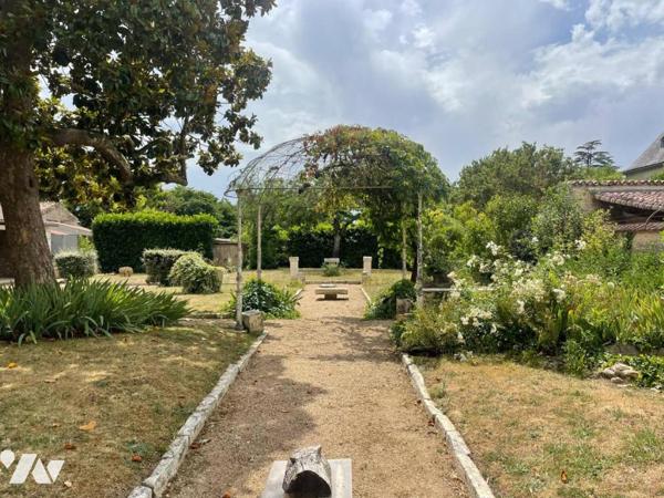 A vendre - Superbe maison de maître au cœur de Gençay (86), sur une terrain de 1334m²