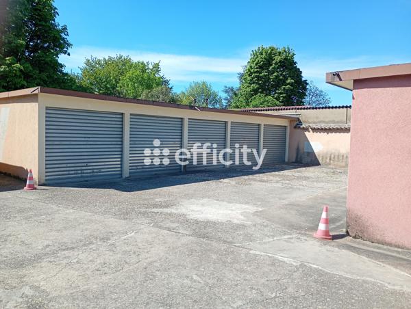 Parking
        
        - 243 m² 270 000 € *