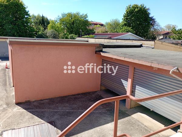 Parking
        
        - 243 m² 270 000 € *