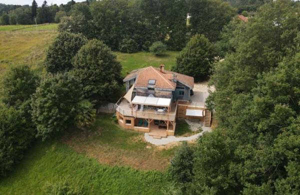 Maison bois ouverte sur la vallée,  au calme
