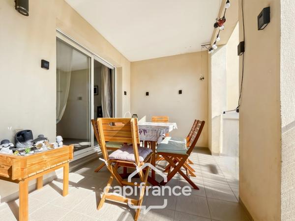Appartement 40m2 rénové et climatisé, en rez de jardin , une chambre et sa salle de douche, sa terrasse couverte ,, piscine résidentielle intimiste