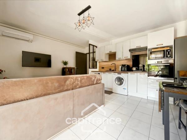 Appartement 40m2 rénové et climatisé, en rez de jardin , une chambre et sa salle de douche, sa terrasse couverte ,, piscine résidentielle intimiste