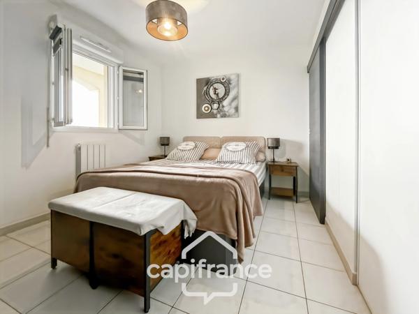 Appartement 40m2 rénové et climatisé, en rez de jardin , une chambre et sa salle de douche, sa terrasse couverte ,, piscine résidentielle intimiste