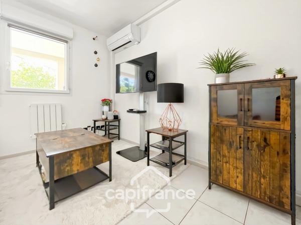 Appartement 40m2 rénové et climatisé, en rez de jardin , une chambre et sa salle de douche, sa terrasse couverte ,, piscine résidentielle intimiste
