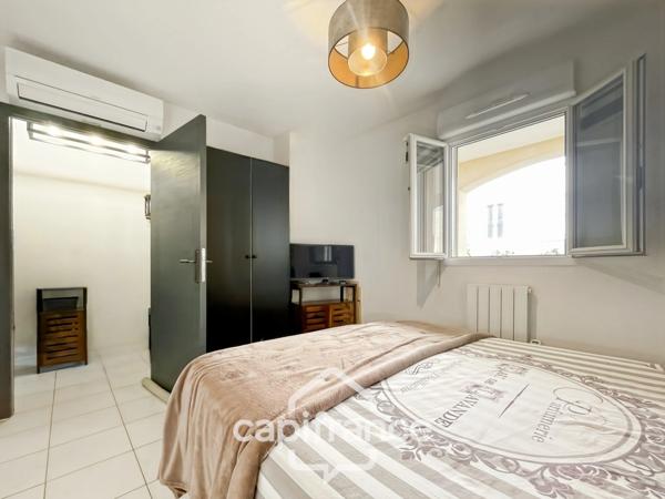 Appartement 40m2 rénové et climatisé, en rez de jardin , une chambre et sa salle de douche, sa terrasse couverte ,, piscine résidentielle intimiste