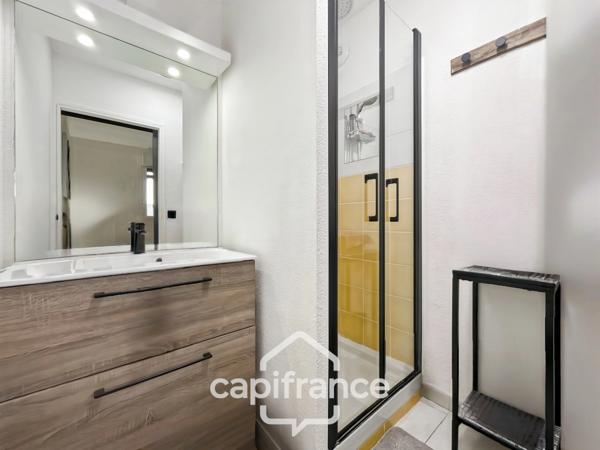 Appartement 40m2 rénové et climatisé, en rez de jardin , une chambre et sa salle de douche, sa terrasse couverte ,, piscine résidentielle intimiste