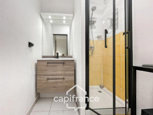 Appartement 40m2 rénové et climatisé, en rez de jardin , une chambre et sa salle de douche, sa terrasse couverte ,, piscine résidentielle intimiste