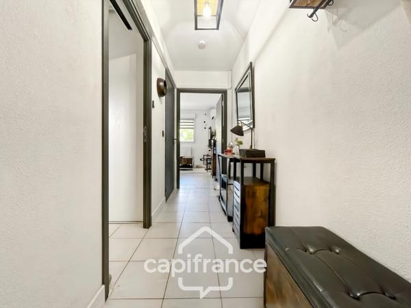 Appartement 40m2 rénové et climatisé, en rez de jardin , une chambre et sa salle de douche, sa terrasse couverte ,, piscine résidentielle intimiste