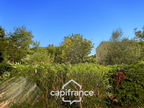 Appartement 40m2 rénové et climatisé, en rez de jardin , une chambre et sa salle de douche, sa terrasse couverte ,, piscine résidentielle intimiste