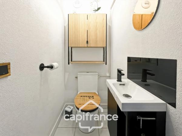 Appartement 40m2 rénové et climatisé, en rez de jardin , une chambre et sa salle de douche, sa terrasse couverte ,, piscine résidentielle intimiste