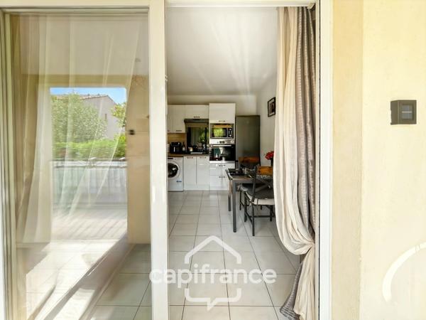 Appartement 40m2 rénové et climatisé, en rez de jardin , une chambre et sa salle de douche, sa terrasse couverte ,, piscine résidentielle intimiste