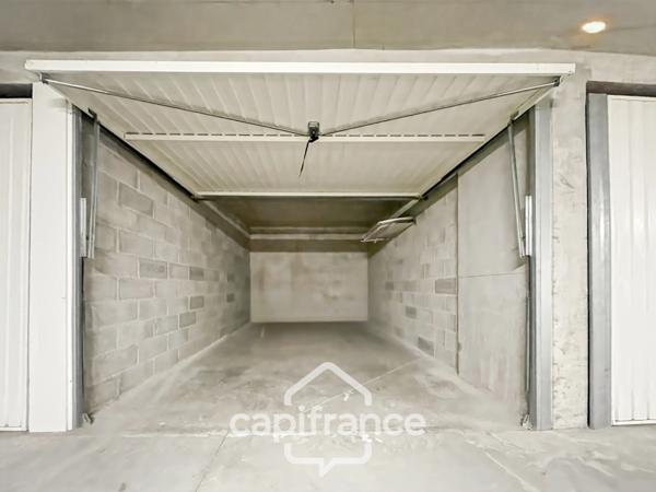 Appartement 40m2 rénové et climatisé, en rez de jardin , une chambre et sa salle de douche, sa terrasse couverte ,, piscine résidentielle intimiste