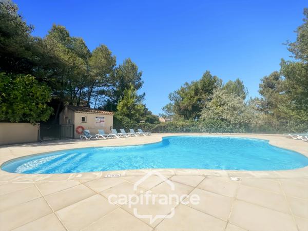 Appartement 40m2 rénové et climatisé, en rez de jardin , une chambre et sa salle de douche, sa terrasse couverte ,, piscine résidentielle intimiste