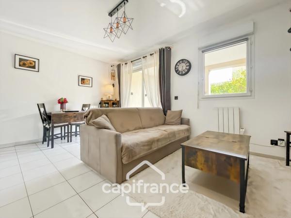 Appartement 40m2 rénové et climatisé, en rez de jardin , une chambre et sa salle de douche, sa terrasse couverte ,, piscine résidentielle intimiste