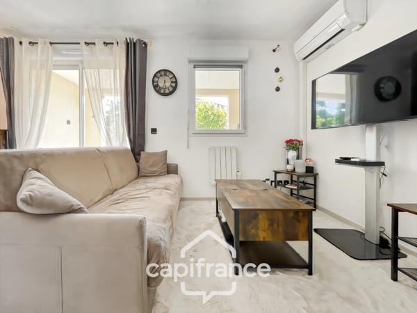 Appartement 40m2 rénové et climatisé, en rez de jardin , une chambre et sa salle de douche, sa terrasse couverte ,, piscine résidentielle intimiste