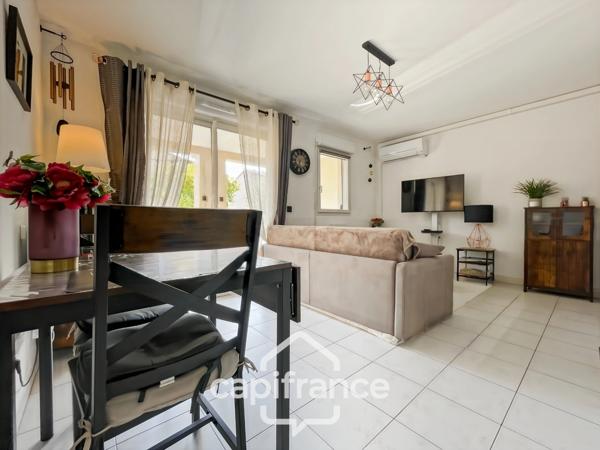 Appartement 40m2 rénové et climatisé, en rez de jardin , une chambre et sa salle de douche, sa terrasse couverte ,, piscine résidentielle intimiste