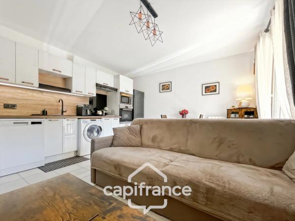 Appartement 40m2 rénové et climatisé, en rez de jardin , une chambre et sa salle de douche, sa terrasse couverte ,, piscine résidentielle intimiste