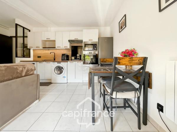 Appartement 40m2 rénové et climatisé, en rez de jardin , une chambre et sa salle de douche, sa terrasse couverte ,, piscine résidentielle intimiste