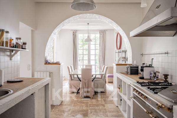 Grande maison familiale du XIXe siècle avec jardin