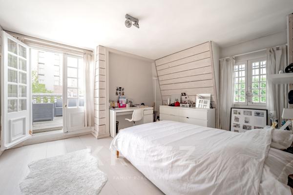 Grande maison familiale du XIXe siècle avec jardin