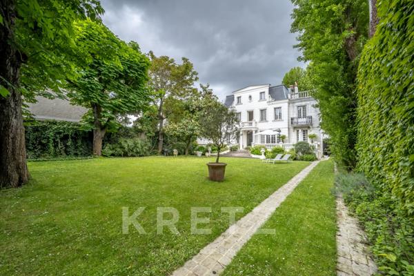 Grande maison familiale du XIXe siècle avec jardin