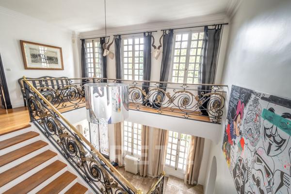 Grande maison familiale du XIXe siècle avec jardin