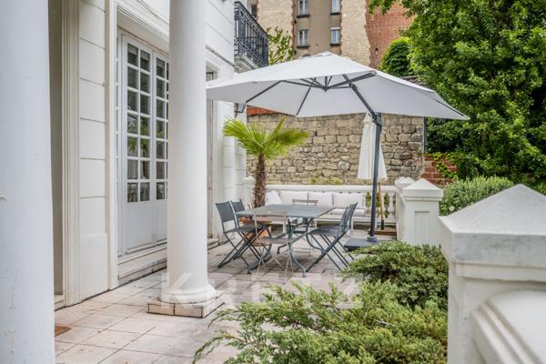 Grande maison familiale du XIXe siècle avec jardin