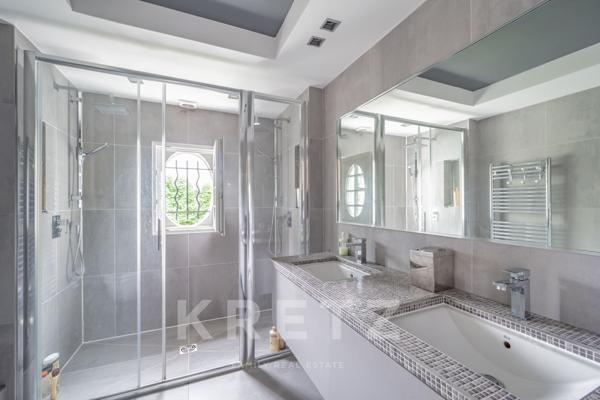 Grande maison familiale du XIXe siècle avec jardin