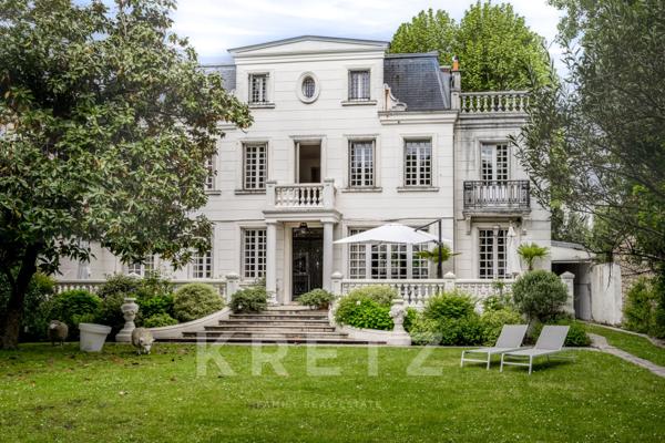 Grande maison familiale du XIXe siècle avec jardin