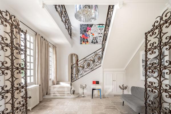 Grande maison familiale du XIXe siècle avec jardin