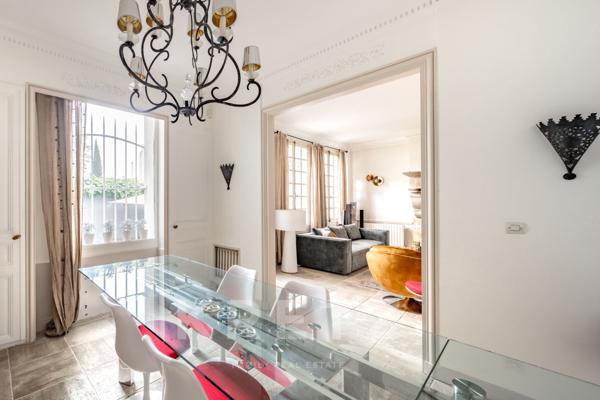 Grande maison familiale du XIXe siècle avec jardin