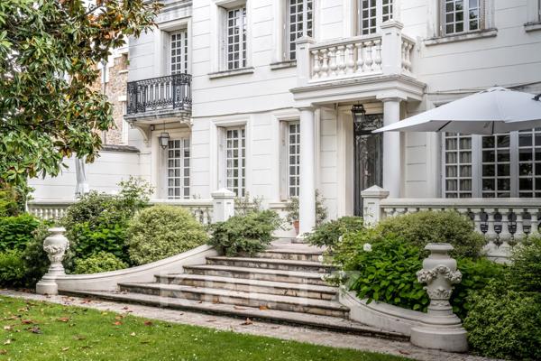Grande maison familiale du XIXe siècle avec jardin