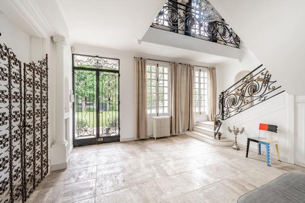 Grande maison familiale du XIXe siècle avec jardin