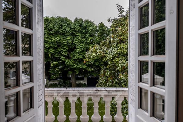 Grande maison familiale du XIXe siècle avec jardin