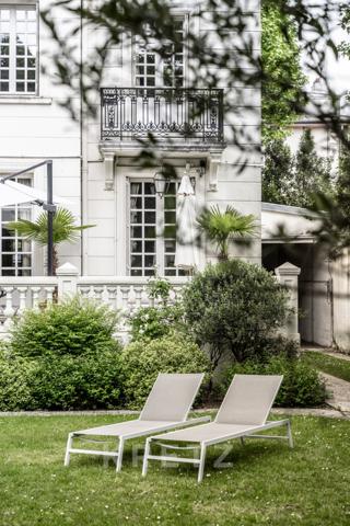 Grande maison familiale du XIXe siècle avec jardin