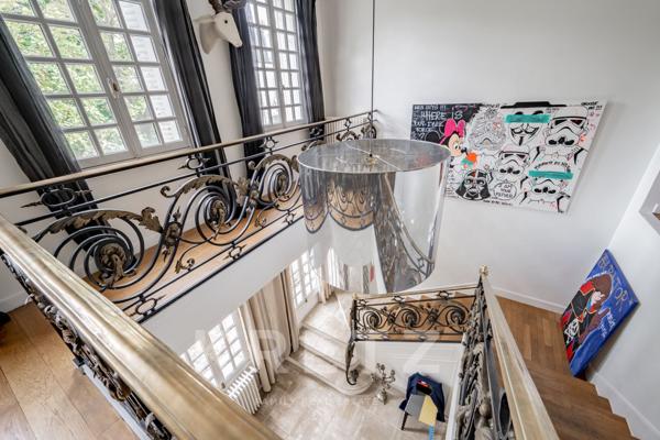 Grande maison familiale du XIXe siècle avec jardin